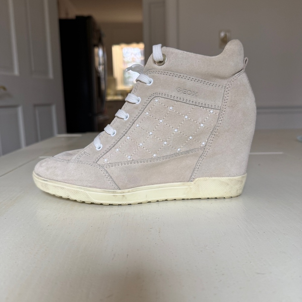 Geox D Carum C Women's Cream Leather Wedge Sneaker / Bootie
Geox Size 36